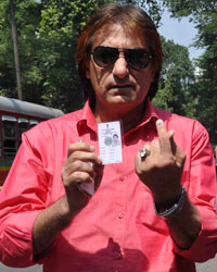 Celebs Cast Their Vote at Maharashtra Assembly Elections 2014