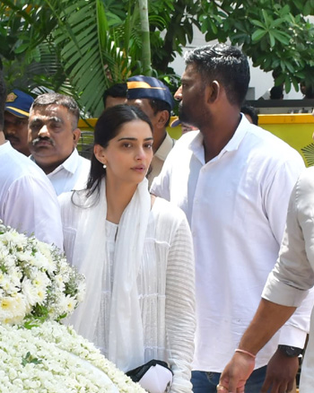 Celebs Pay Their Last Respects To Nirmal Kapoor