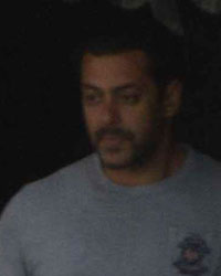 Celebs Throng Salman`s Residence