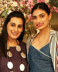 Mana Shetty with her daughter Athiya Shetty