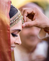 Ranveer puts tilak on Deepika Padukone's forehead