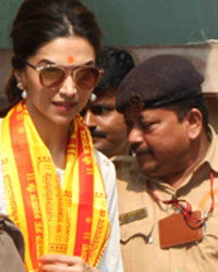 Deepika Padukone Visits Siddhivinayak Temple