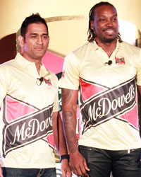 Mahendra Singh Dhoni and Chris Gayle Celebrate Yaari