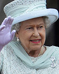 Britain's Queen Elizabeth waves on the balcony of Buckingham Palace during the finale of her Diamond Jubilee in London