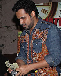 Emraan Hashmi Sells Tickets outside Gaiety Galaxy