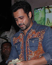 Emraan Hashmi Sells Tickets outside Gaiety Galaxy