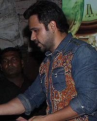 Emraan Hashmi Sells Tickets outside Gaiety Galaxy