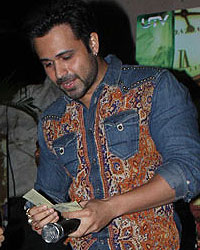 Emraan Hashmi Sells Tickets outside Gaiety Galaxy