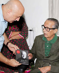 Anupam Kher, R K Laxman and wife Kumari Kamala