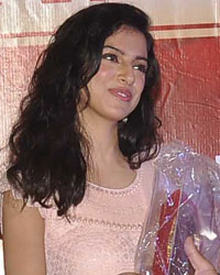 Divya Khosla Kumar receiving the award