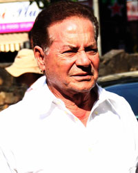 Saleem Khan at Funeral of Bollywood actress Nanda