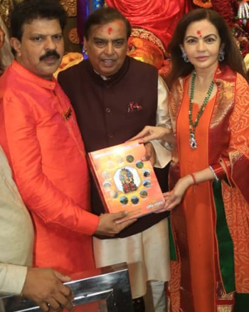 Mukesh Ambani and Nita Ambani at Lalbaugcha Raja pandal