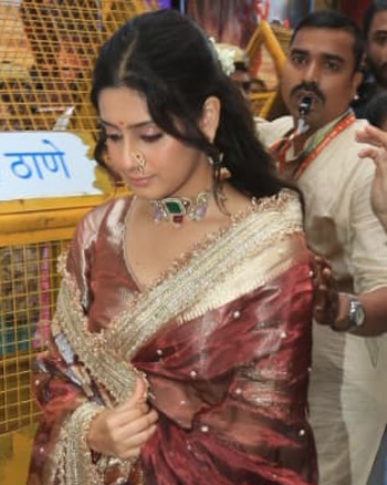 Isha Malviya at Lalbaugcha Raja pandal