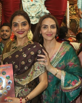 Madhoo and Esha Deol at Lalbaugcha Raja pandal