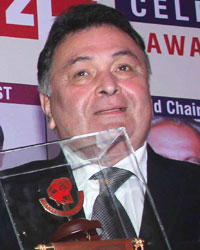 Prakash Javdekar, Union HRD Minister, presents the 44th Giants International Award to Rishi Kapoor