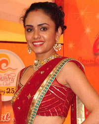 Amruta Khanvilkar at the Press conference of country Club's Great Indian Navratri Utsav