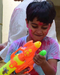 Gulzar Celebrates Holi With Rakhee