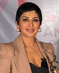 Sonali Bendre receives the I Am Woman Award