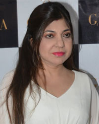 Alka Yagnik with her sister