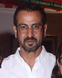 Ronit Roy along with his children