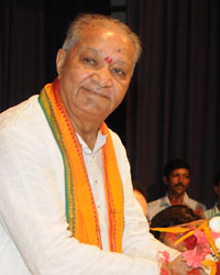 Ramesh Jain honouring Pt. Hari Prasad Chaurasia