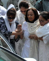 Jiah Khan's mother (C) and Anju Mahendru