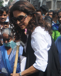 Juhi Chawla Conducts Swachh Bharat Abhiyan