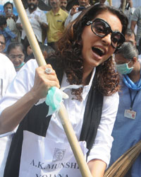 Juhi Chawla conducts Swachh Bharat Abhiyann with the kids from Munshi Yojana Foundation School