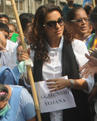 Juhi Chawla Conducts Swachh Bharat Abhiyan