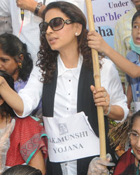 Juhi Chawla Conducts Swachh Bharat Abhiyan