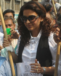 Juhi Chawla Conducts Swachh Bharat Abhiyan