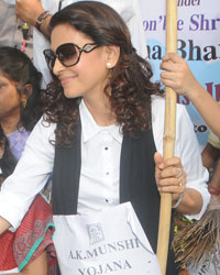 Juhi Chawla Conducts Swachh Bharat Abhiyan