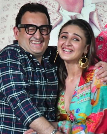 Dhvani Bhanushali with her father Vinod Bhanushali