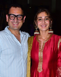 Dhvani Bhanushali with her fathe Vinod Bhanushali