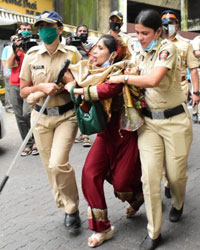 Supporters of Kangana Ranaut protest against demolition of her Mumbai office