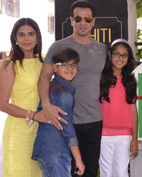 Neelam Singh, Ronit Roy, Rohit Roy and Manasi Roy with their kids