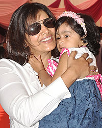 Sonali Kukarni with her daughter