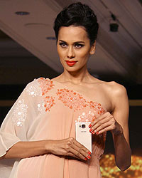 Lara Dutta Unveils Samsung Galaxy Alpha