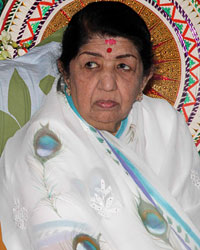 Lata Mangeshkar Receives Sathkalaratna Puraskar