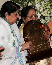 Lata Mangeshkar receives 1st Sathkalaratna Puraskar