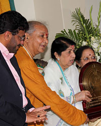 Lata Mangeshkar receives 1st Sathkalaratna Puraskar