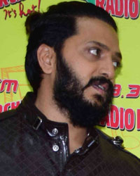 Ritesh Deshmukh, Krishika Lulla and Ravi Jadhav