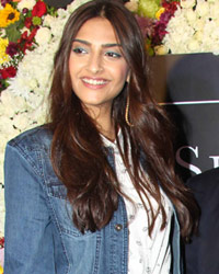 Sonam Kapoor, Govind Shrikhande (C), MD Shoppers Stop and Rhea Kapoor