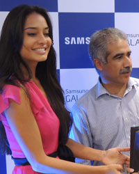 Lisa Haydon launched the Samsung Galaxy S5 in Gurgaon