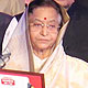 Amitabh Bachchan receiving the Lokmat Maanbindu Award from President Pratibha Patil