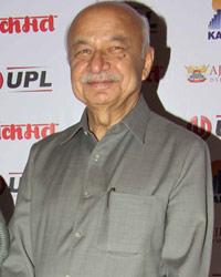 Former Union Home Minister Sushil Kumar Shinde with his daughter Pranitee Shinde