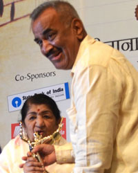 Lata Mangeshkar and Shivaji Satam at Master Dinanath Mangeshkar Awards 2014