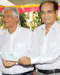 Mehboob Khanfamily donate Ten Lakhs to FWICE