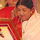 Lata Mangeshkar receiving the award from Sushil Kumar Shinde