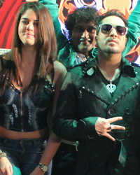 Mika Singh on the sets of Purani Jeans